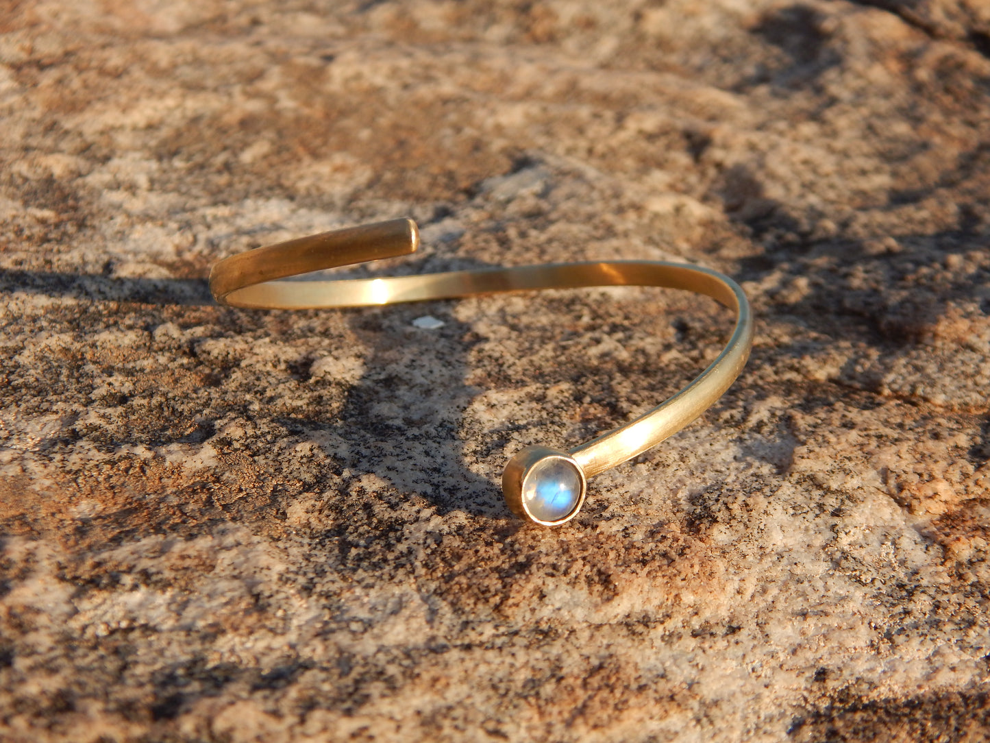 BRAZALETE DE PIEDRA LUNA CON BAÑO DE ORO