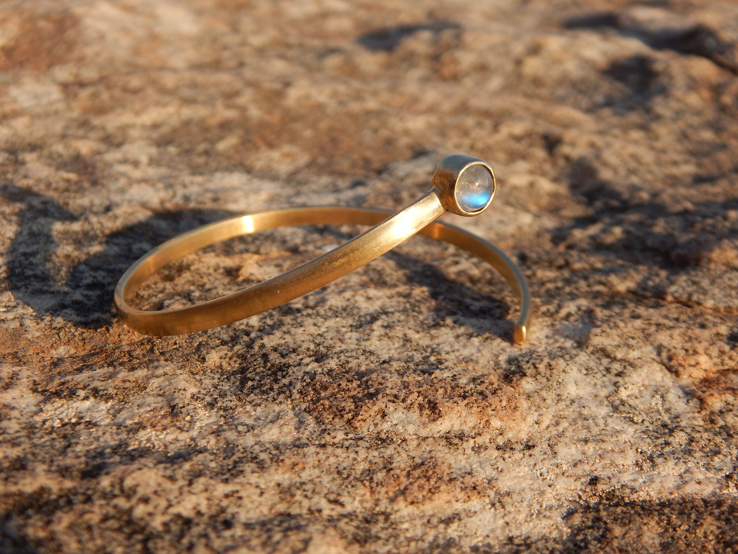 BRAZALETE DE PIEDRA LUNA CON BAÑO DE ORO