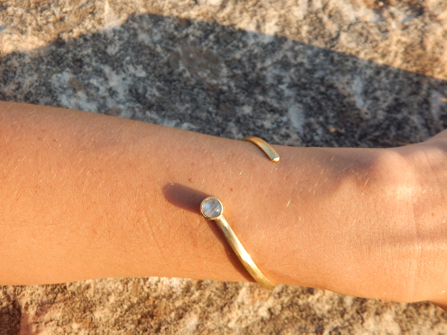 BRAZALETE DE PIEDRA LUNA CON BAÑO DE ORO
