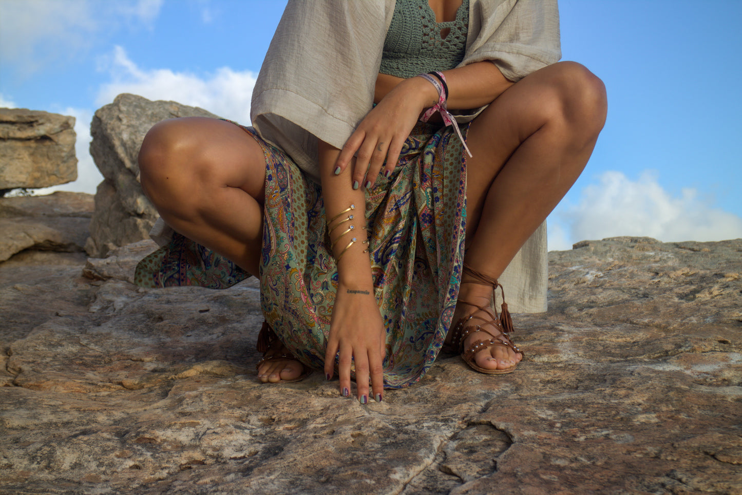 BRAZALETE DE PIEDRA LUNA CON BAÑO DE ORO