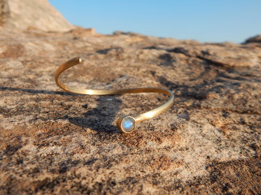 BRAZALETE DE PIEDRA LUNA CON BAÑO DE ORO